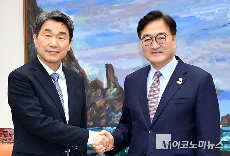 우원식 국회의장은 15일 이주호 대통령 권한대행 부총리 겸 교육부 장관을 만났다. 사진=최동환 기자
