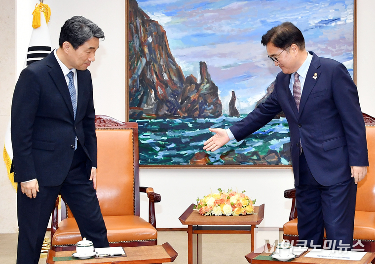 우원식 국회의장은 15일 이주호 대통령 권한대행 부총리 겸 교육부 장관을 만났다. 사진=최동환 기자