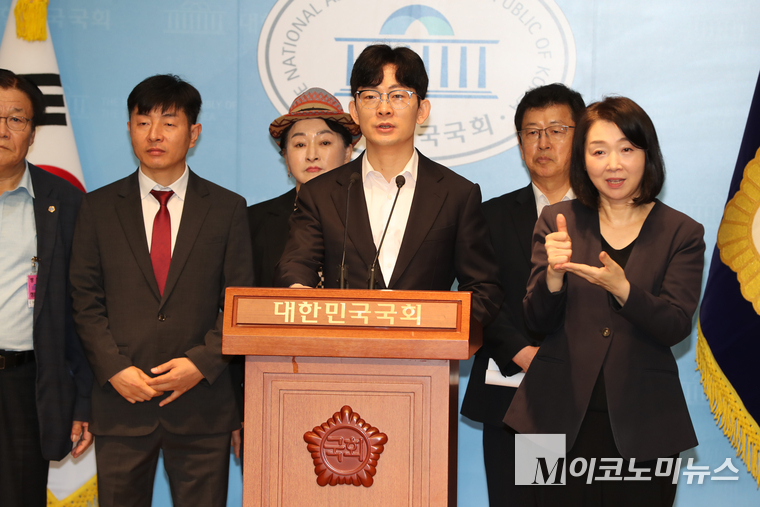 박충권 국민의힘 의원과 북한인권단체총연합, 전국탈북민단체협의회, 전국탈북민연합이 16일 국회 소통관에서 김문수 국민의힘 후보지지 선언 기자회견을 열고 있다. 사진=최동환 기자