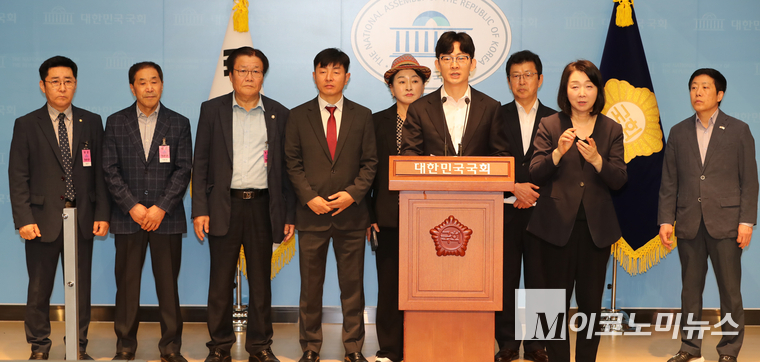 박충권 국민의힘 의원과 북한인권단체총연합, 전국탈북민단체협의회, 전국탈북민연합이 16일 국회 소통관에서 김문수 국민의힘 후보지지 선언 기자회견을 열고 있다. 사진=최동환 기자