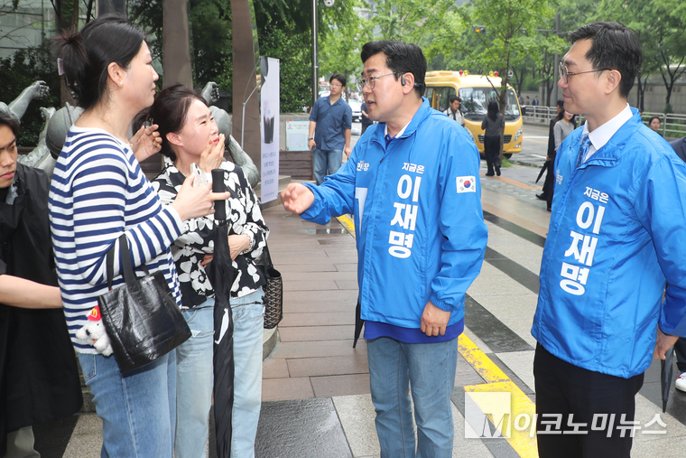 박찬대 더불어민주당 상임총괄선대위원장과 장경태 의원이 16일 여의도 우체국 부근에서 시민들과 만나 이야기 나누고 있다. 사진=최동환 기자