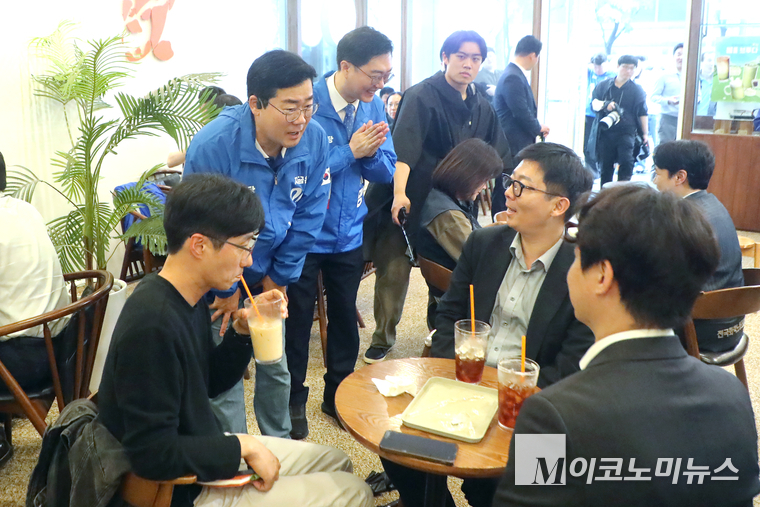 박찬대 더불어민주당 상임총괄선대위원장과 장경태 의원이 16일 여의도 우체국 부근에서 시민들과 만나 이야기 나누고 있다. 사진=최동환 기자