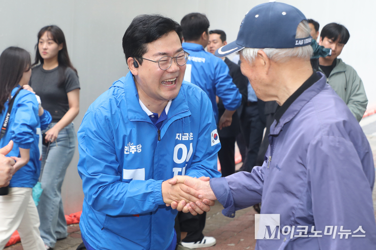 박찬대 더불어민주당 상임총괄선대위원장이 여의도 한국노총 부근에서 시민과 인사하고 있다. 사진=최동환 기자