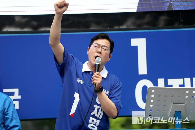 박찬대 더불어민주당 상임총괄선대위원장과 장경태 의원이 16일 여의도 우체국 부근 집중유세에서 이재명 후보 지지를 호소하고 있다. 사진=최동환 기자