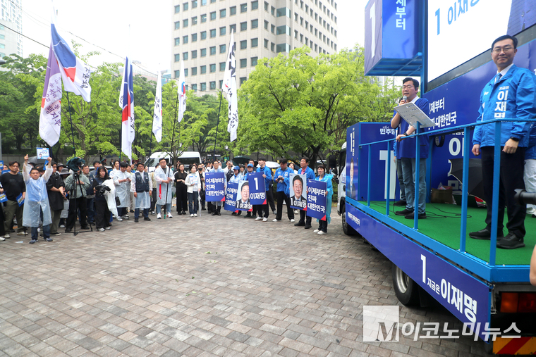 박찬대 더불어민주당 상임 총괄선대위원장과 장경태 의원이 16일 여의도 한국노총 부근 한 카페에서 시민들에게 이재명 후보 지지를 호소하고 있다. 사진=최동환 기자