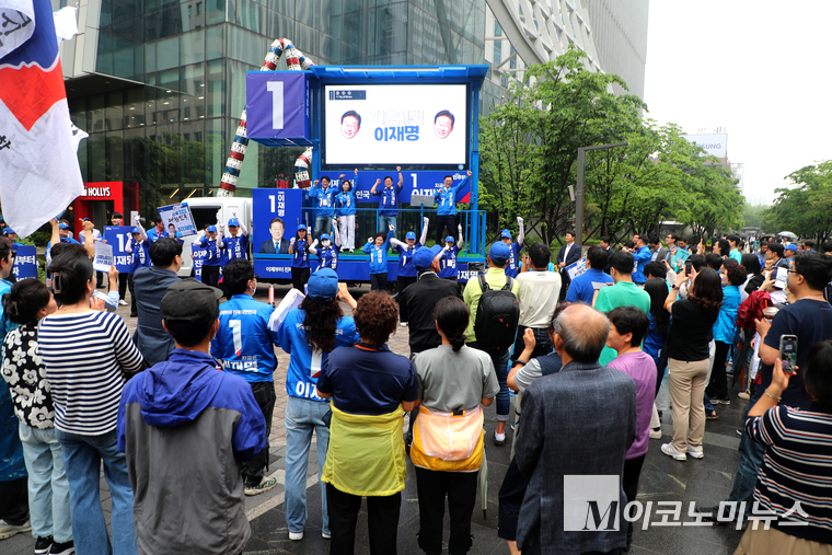 박찬대 더불어민주당 상임 총괄선대위원장과 장경태 의원이 16일 여의도 한국노총 부근 한 카페에서 시민들에게 이재명 후보 지지를 호소하고 있다. 사진=최동환 기자