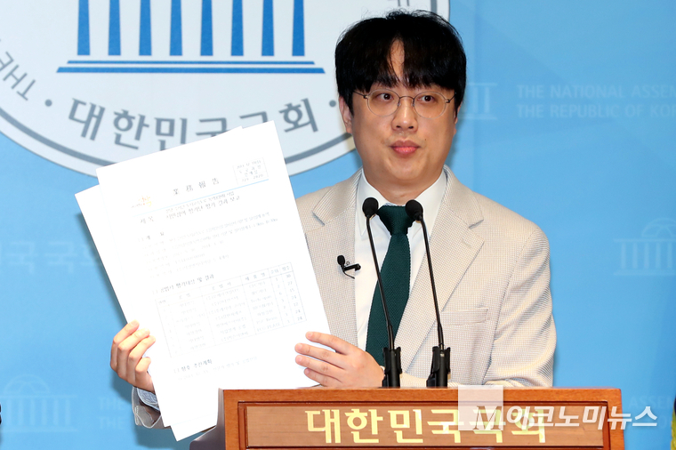 더불어민주당 전 권리당원인 백광현 씨가 16일 국회 소통관 기자회견장에서 이재명 대선후보의 성남시장 시절 ‘황금 하드디스크’ 관련 기자회견을 하고 있다. 사진=최동환 기자