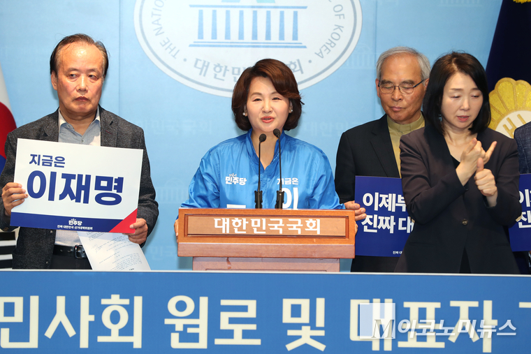 성남지역 종교계와 시민사회 원로 및 대표자들이 16일 국회 소통관 기자회견장에서 이재명 후보 지지를 위한 기자회견 함께 주관한 이수진 의원이 발언하고 있다. 사진=최동환 기자