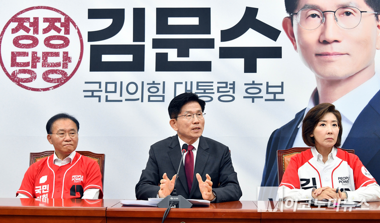 김문수 국민의힘 대통령 선거 후보가 지난 15일 국회 본청에서 긴급 기자회견을 열고 발언하고 있다. 사진=최동환 기자