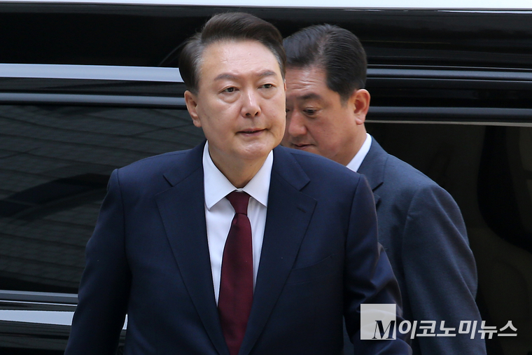 윤석열 전 대통령이 12일 내란 및 직권남용 혐의 사건 재판에 출석하기 위해 서울중앙지법 2층 서관 입구에 도착했다. 사진=최동환 기자