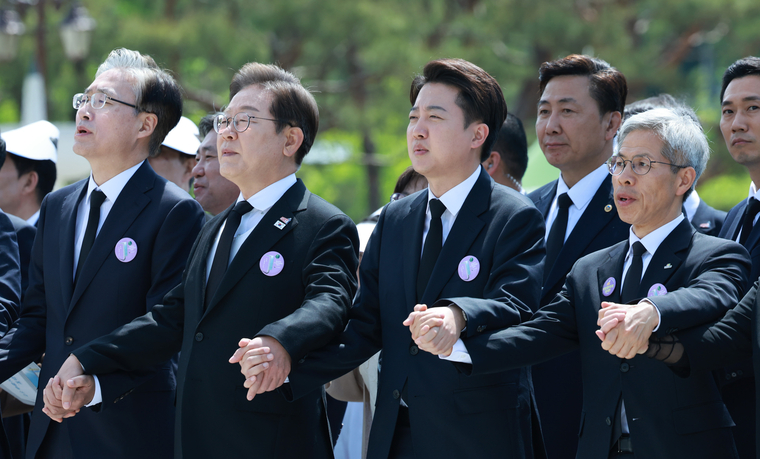 더불어민주당 이재명, 개혁신당 이준석, 민주노동당 권영국 대선 후보 등이 18일 광주광역시 북구 국립 5·18민주묘지에서 열린 5·18민주화운동 45주년 기념식에서 '임을 위한 행진곡'을 제창하고 있다. 사진=연합뉴스