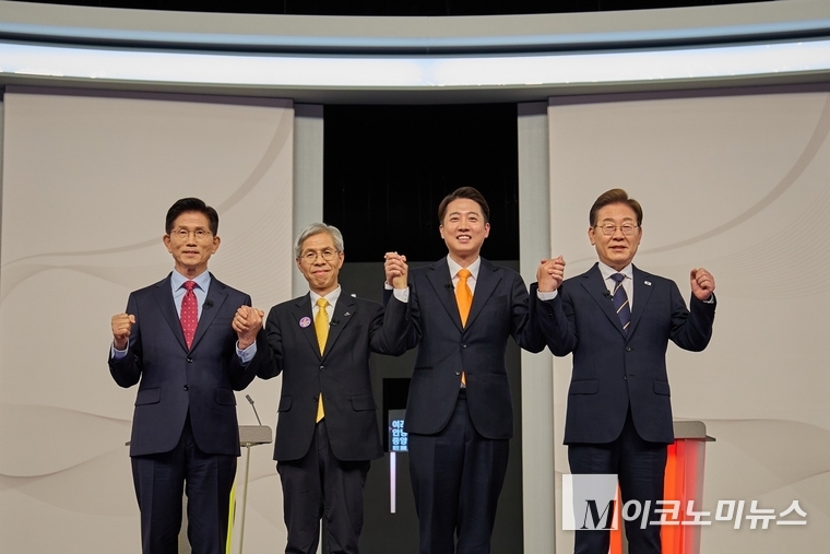 국민의힘 김문수(왼쪽부터)·민주노동당 권영국·개혁신당 이준석·더불어민주당 이재명 대선후보가 18일 서울 마포구 상암동 SBS 프리즘센터 스튜디오에서 열린 TV 토론 시작에 앞서 기념촬영을 하고 있다. 사진=더불어민주당