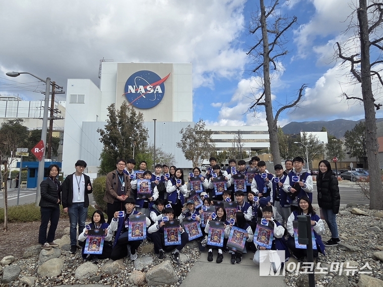  한화와 KAIST가 공동개발한 우주 교육 프로그램 '우주의 조약돌' 3기 수료생들이 2025년 2월, 미국 LA에 위치한 NASA JPL(제트추진연구소)을 견학하고 있다.<br>
