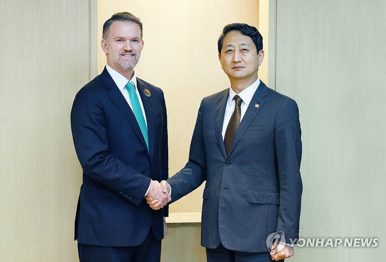 안덕근 산업통상자원부 장관이 지난 16일 제주 서귀포시 제주국제컨벤션센터(ICC)에서 제이미슨 그리어 미국 무역대표부 대표와 면담, 악수하며 기념 촬영하고 있다. 사진=연합뉴스 