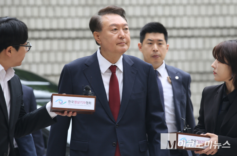 윤석열 전 대통령이 19일 서울 서초구 중앙지방법원에서 열린 내란 우두머리 혐의, 직권남용 권리행사방해 혐의 사건 4차 공판에 출석하고 있다. 사진=최동환 기자