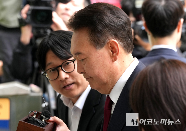 윤석열 전 대통령이 19일 서울 서초구 중앙지방법원에서 열린 내란 우두머리 혐의, 직권남용 권리행사방해 혐의 사건 4차 공판에 출석하고 있다. 사진=최동환 기자