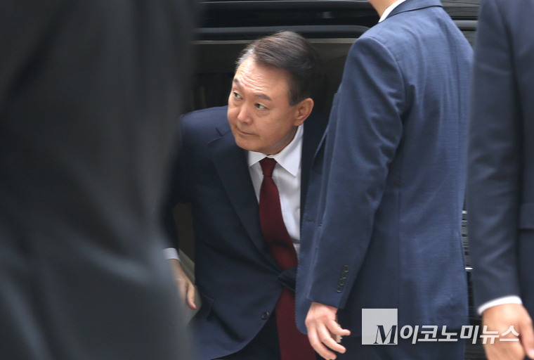 윤석열 전 대통령이 19일 서울 서초구 중앙지방법원에서 열린 내란 우두머리 혐의, 직권남용 권리행사방해 혐의 사건 4차 공판에 출석하기 위해 차량에서 내리고 있다. 사진=최동환 기자