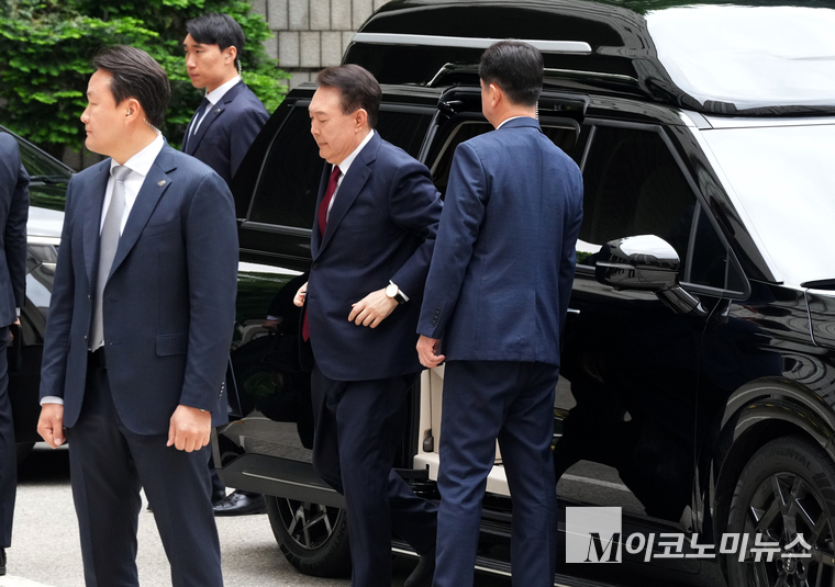 윤석열 전 대통령이 19일 서울 서초구 중앙지방법원에서 열린 내란 우두머리 혐의, 직권남용 권리행사방해 혐의 사건 4차 공판에 출석하기 위해 차량에서 내리고 있다. 사진=최동환 기자