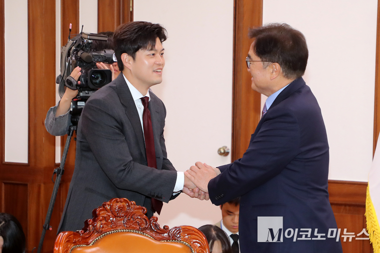 김용태 국민의힘 비상대책위원장이 19일 오전 국회 본청 국회의장실에서 우원식 의장을 예방해 악수하고 있다. 사진=최동환 기자