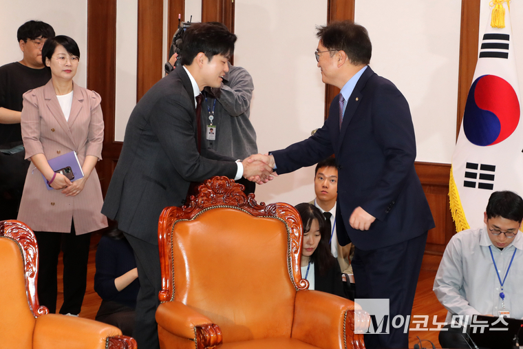 김용태 국민의힘 비상대책위원장이 19일 오전 국회 본청 국회의장실에서 우원식 의장을 예방해 악수하고 있다. 사진=최동환 기자