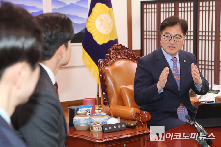 우원식 국회의장이 19일 오전 국회 본청 국회의장실에서 예방 온 김용태 국민의힘 비상대책위원장과 이야기 나누고 있다. 사진=최동환 기자