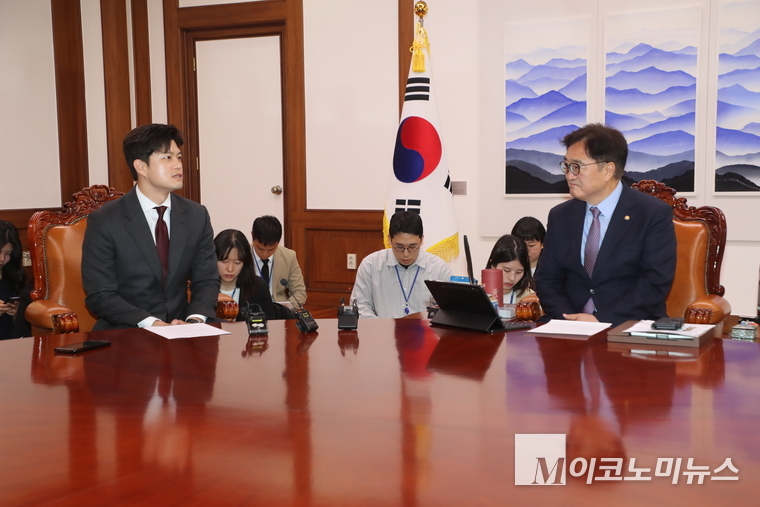 김용태 국민의힘 비상대책위원장이 19일 오전 국회 본청 국회의장실에서 우원식 의장을 예방해 이야기 나누고 있다. 사진=최동환 기자