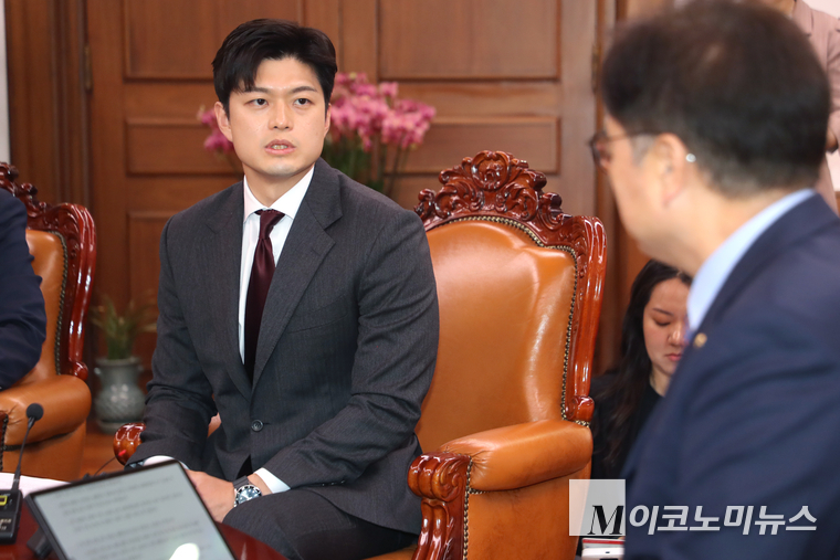 김용태 국민의힘 비상대책위원장이 19일 오전 국회 본청 국회의장실에서 우원식 의장을 예방해 이야기 나누고 있다. 사진=최동환 기자