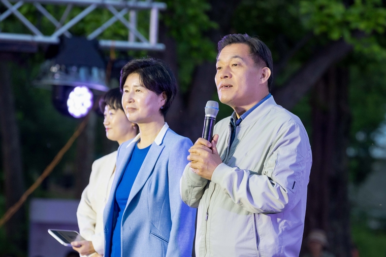 연극축제에서 인사말을 하는 이재준 시장(사진 오른쪽)과 백혜련 국회의원(중앙)이 함께 하고 있다 <수원시 제공>