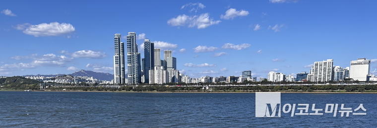 한강에서 바라본 강남 일대. 사진=심승수 기자