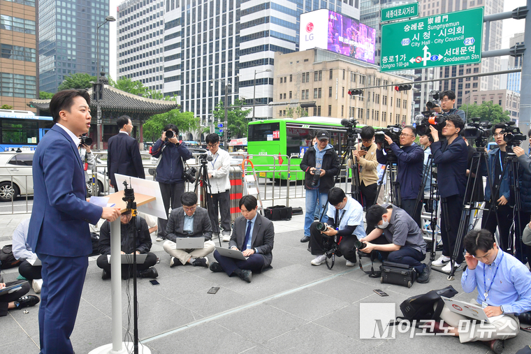 이준석 개혁신당 대선 후보가 19일 광화문 광장 이순신 장군 동상 앞에서 기자회견을 열고 발언하고 있다. 사진=최동환 기자