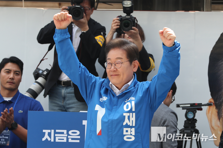 이재명 더불어민주당 대통령 후보는 19일 서울 용산역 광장 선거 유세에서 지지자들을 향해 인사하고 있다. 사진=최동환 기자