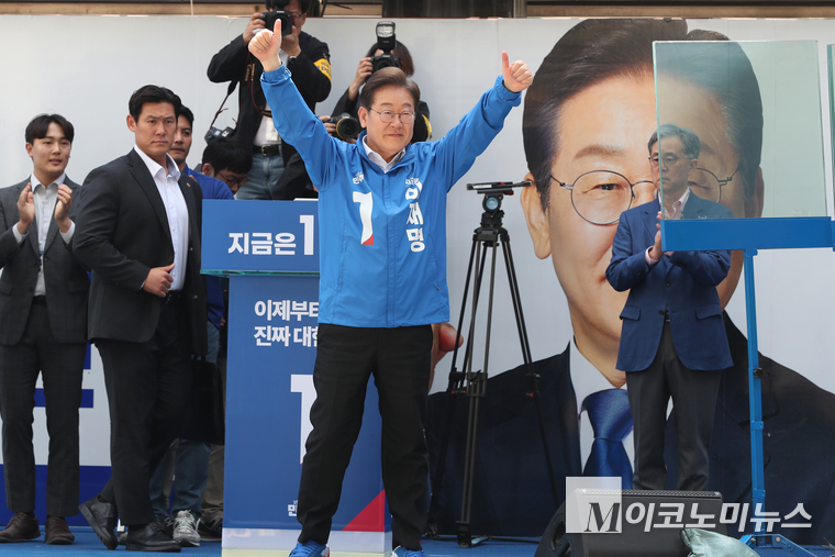 이재명 더불어민주당 대통령 후보는 19일 서울 용산역 광장 선거 유세에서 지지자들을 향해 인사하고 있다. 사진=최동환 기자