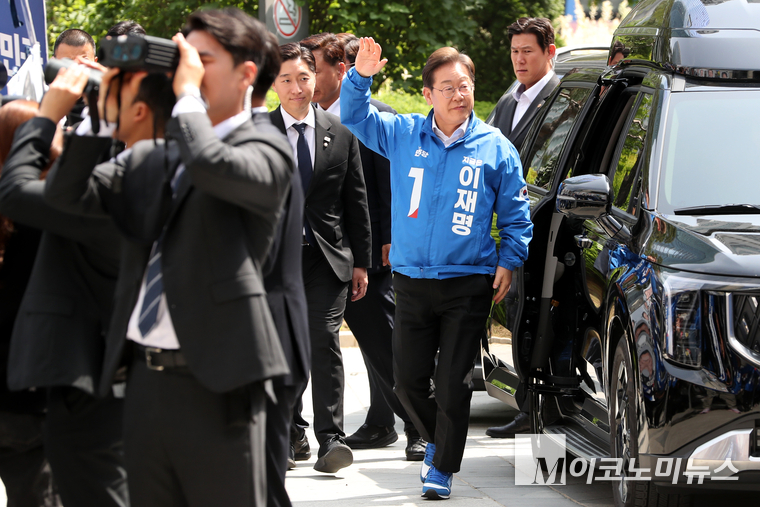 이재명 더불어민주당 대통령 후보가 19일 서울 용산역 광장 선거 유세에서 참석하기 위해 차량에서 내리면서 지지자들을 향해 인사하고 있다. 사진=최동환 기자