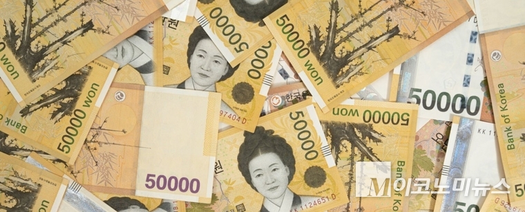 시중은행 이자장사가 서민들의 어려운 경제 환경과 맞물리면서 또 다시 논란이 되고 있다. 사진=팍사베이