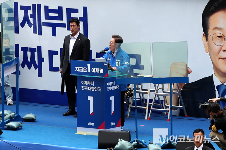 이재명 더불어민주당 대선 후보가 19일 용산역 선거유세에서 ‘방탄 유리막’ 안에서 발언하고 있다. 사진=최동환 기자