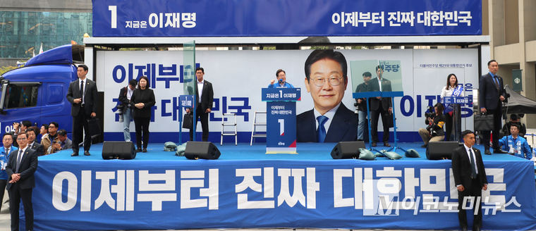 이재명 더불어민주당 대선 후보가 19일 용산역 선거유세에서 ‘방탄 유리막’ 안에서 발언하고 있다. 사진=최동환 기자