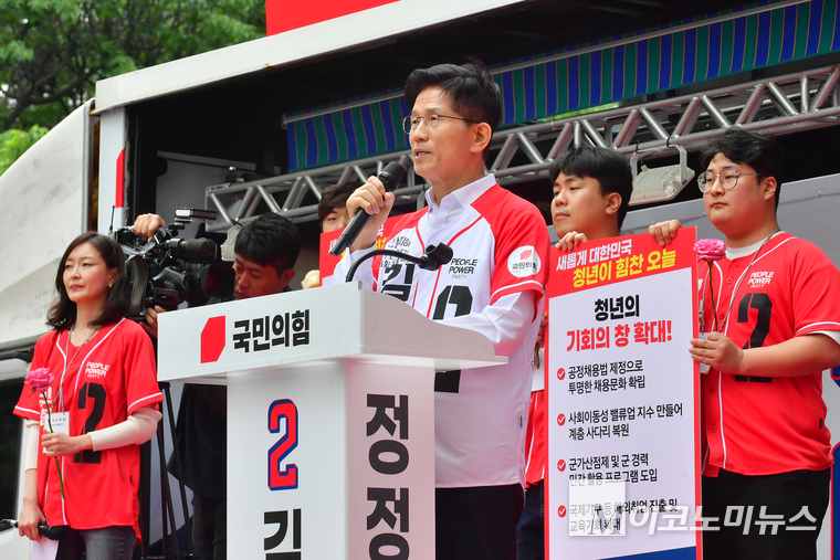 김문수 국민의힘 대통령 선거 후보가 19일 청계광장에서 청년 지지자들과 함께 유세 및 청년 정책 발표했다. 사진=최동환 기자