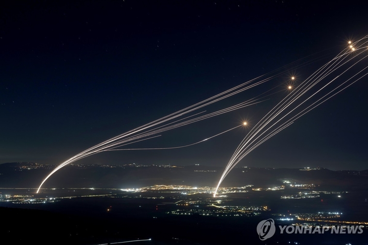 미사일 격추하는 이스라엘 아이언돔 방공망. 사진=연합뉴스 