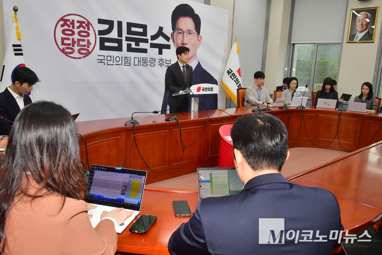 김용태 국민의힘 공동선거대책위원장 겸 비상대책위원장은 20일 국회 본청에서 긴급기자회견을 열고 후보 배우자 TV 생중계토론을 제안하고 있다. 사진=최동환 기자