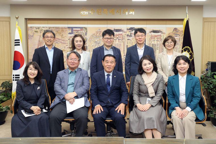 이재식 의장(앞줄 중앙)이 김선경 수원교육장(오른쪽 2번째) 및 학교장들과 함께 하고 있다 <수원특례시의회 제공>