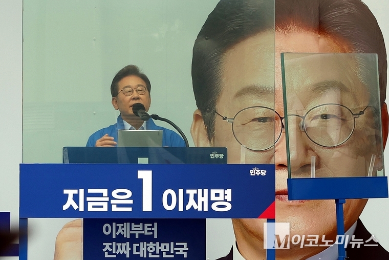 이재명 더불어민주당 대통령 선거 후보가 20일 방탄유리의 보호를 받으며 경기 의정부시에서 선거 유세에 나섰다. 사진=최동환 기자