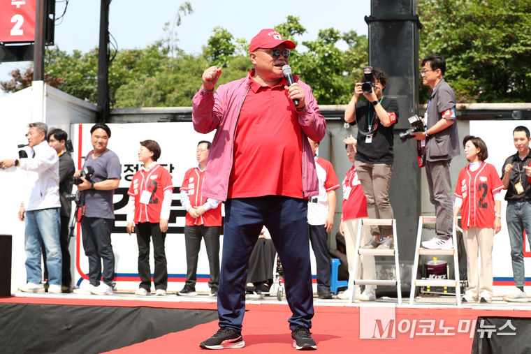 가수 김흥국이 20일 서울 서초구 고속터미널역 인근에서 열린 김문수 국민의힘 대통령 후보의 집중 유세에서 지지 발언하고 있다. 사진=최동환 기자
