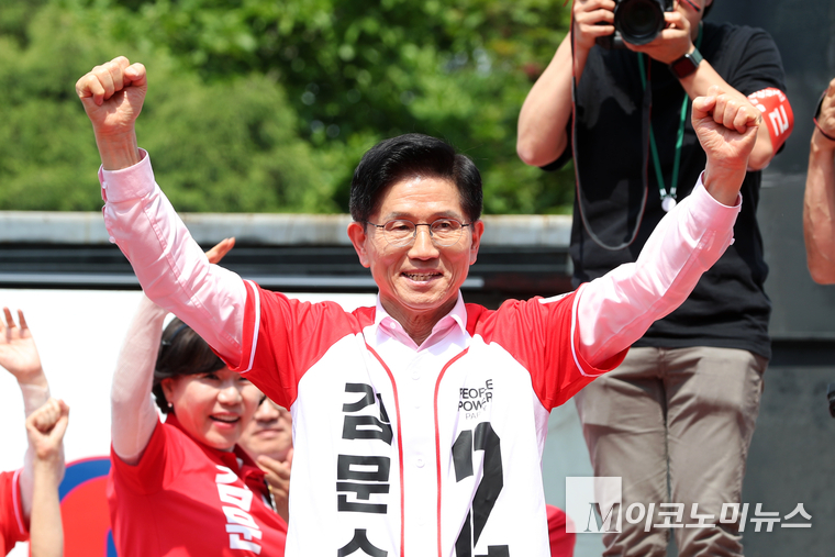 김문수 국민의힘 대선 후보가 20일 서울 서초구 고속터미널역 인근에서 열린 집중 유세에서 지지자들을 향해 지지를 호소하고 있다. 사진=최동환 기자