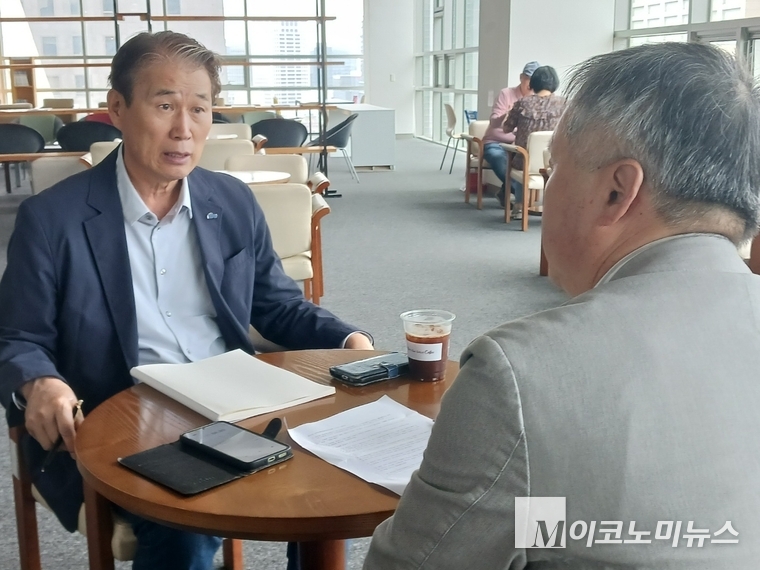 M이코노미뉴스 이상용 주필이 권오을 더불어민주당 국민대통합 위원장과 인터뷰를 진행하고 있다. 