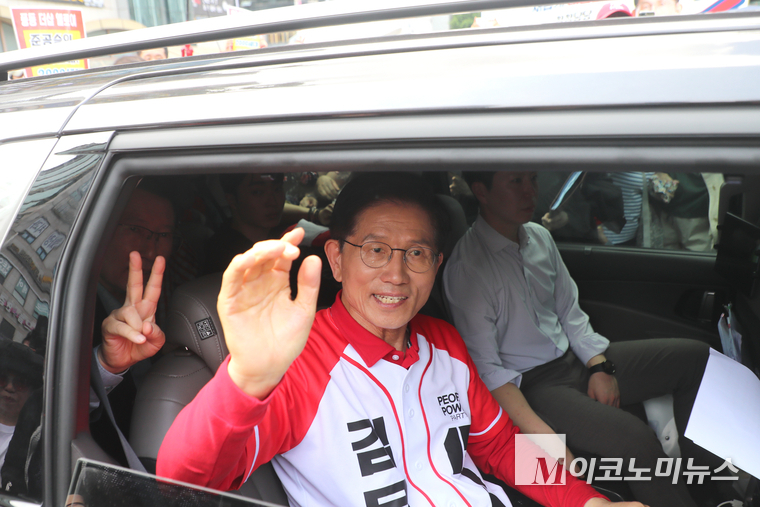 김문수 국민의힘 대통령 선거 후보가 21일 경기 고양시 화정역 광장 집중유세를 마친후 차에 올라 지지자들에게 인사하고 있다. 사진=최동환 기자