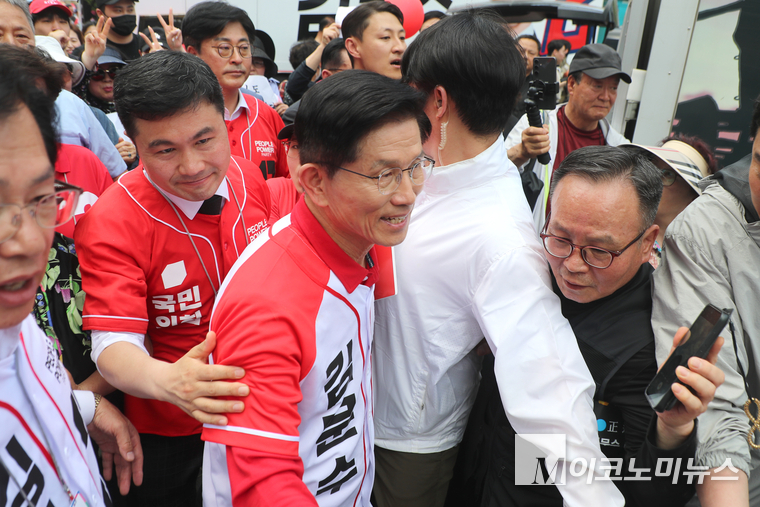 김문수 국민의힘 대통령 선거 후보가 21일 경기 고양시 화정역 광장 집중유세를 마친 후 이만희 의원과 지지 인파를 뚫고 차량으로 향하고 있다. 사진=최동환 기자