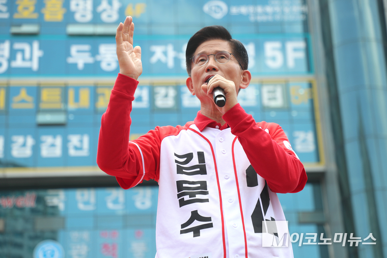 김문수 국민의힘 대통령 선거 후보가 21일 경기 고양시 화정역 광장 집중유세에서 시민들에게 지지를 호소하고 있다. 사진=최동환 기자