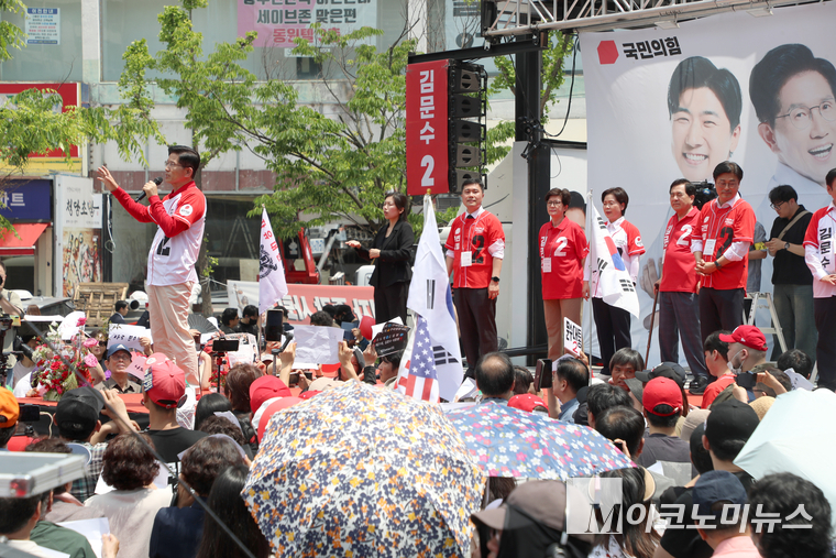 김문수 국민의힘 대통령 선거 후보가 21일 경기 고양시 화정역 광장 집중유세에서 시민들에게 지지를 호소하고 있다. 사진=최동환 기자