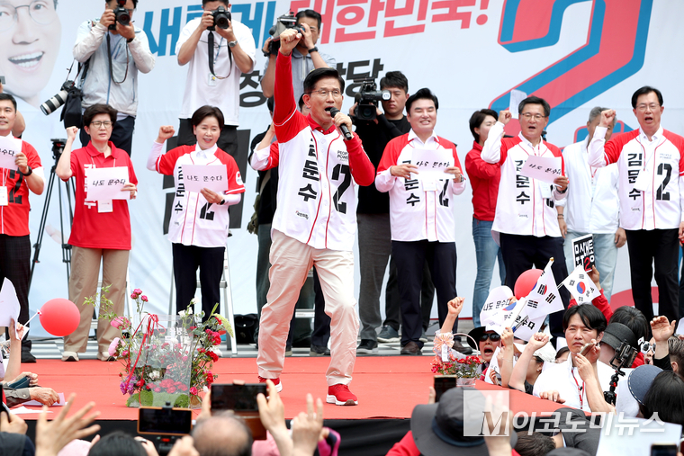 김문수 국민의힘 대통령 선거 후보가 21일 경기 고양시 화정역 광장 집중유세에서 시민들에게 지지를 호소하고 있다. 사진=최동환 기자