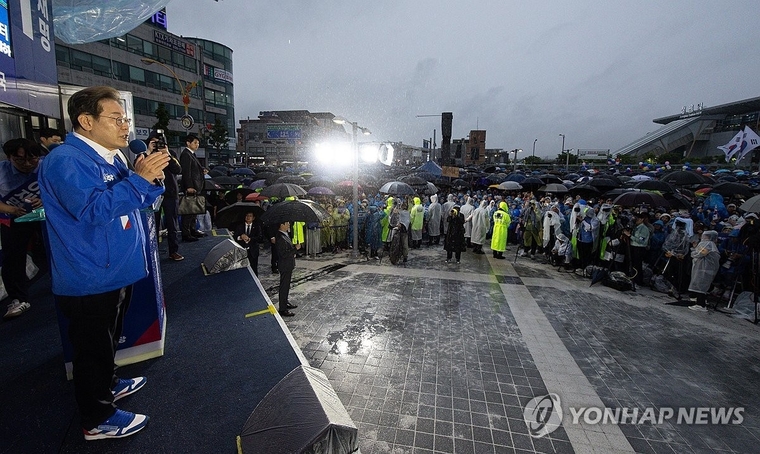 이재명 더불어민주당 대선 후보가 전북 정읍에서 우리나라 식량안보를 지키겠다는 취지의 유세 발언을 하고 있다. 사진=연합뉴스